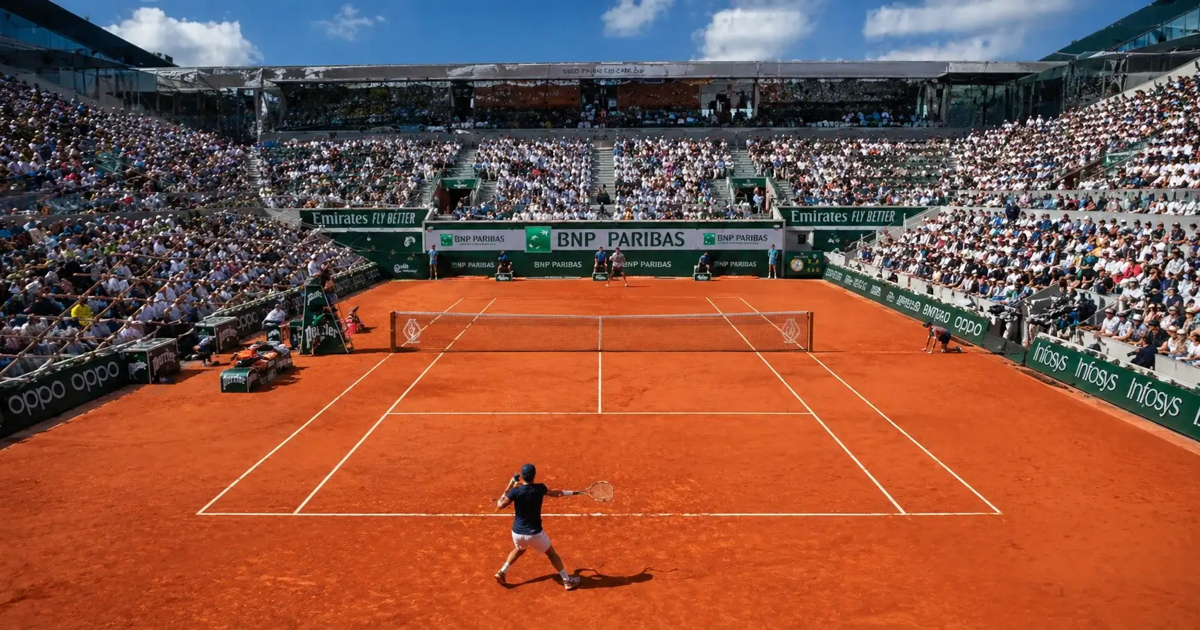 Tennisplatz bei einem Grand-Slam-Turnier mit gefüllten Tribünen und Sandplatzbelag