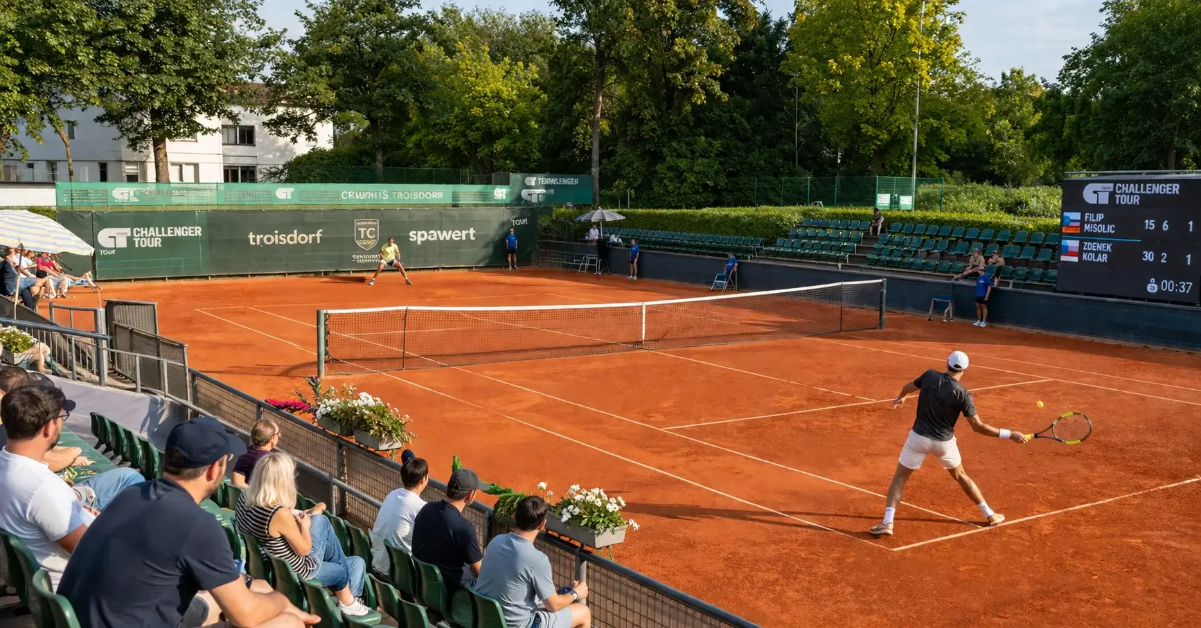 Kleiner Tennisplatz bei einem Challenger-Turnier mit wenigen Zuschauern