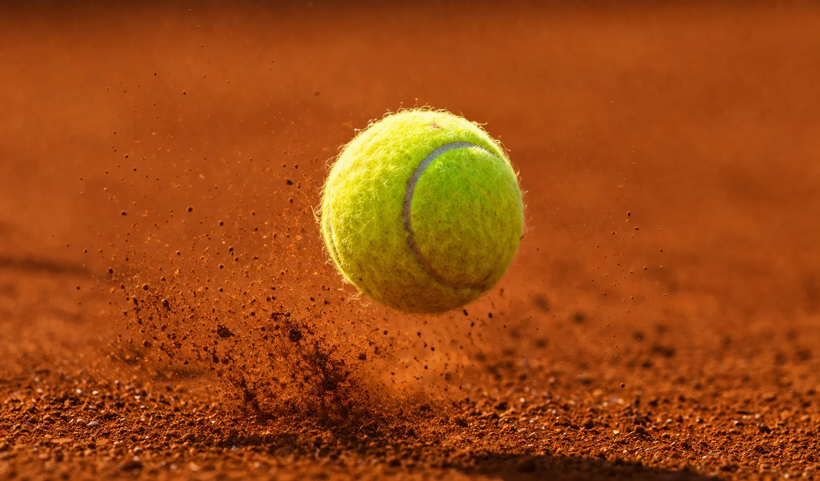 Nahaufnahme eines Tennisschlägers auf einer Sandplatzlinie mit scharfem Licht und Schatten